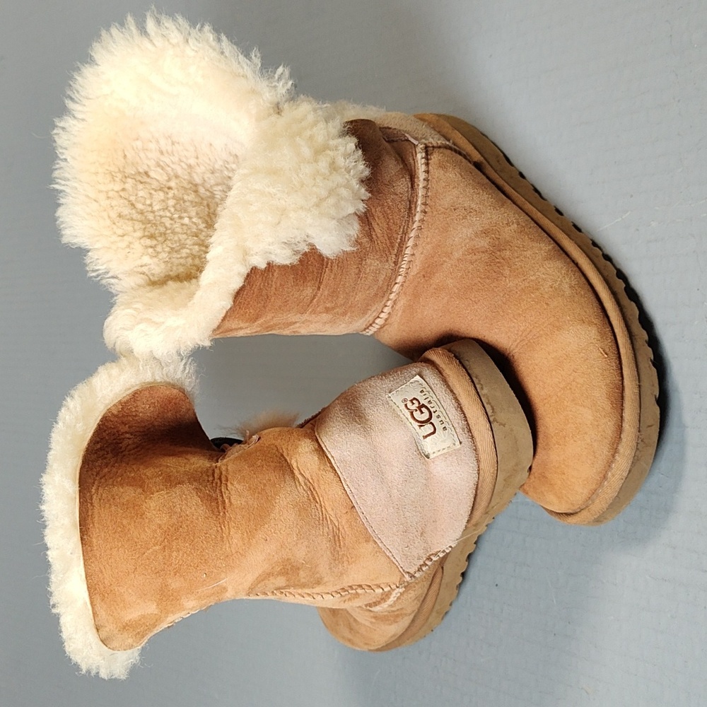 Ugg suede fuzzies boots size 6
